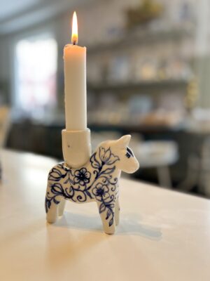 Ljusstake dalahäst blå blomster