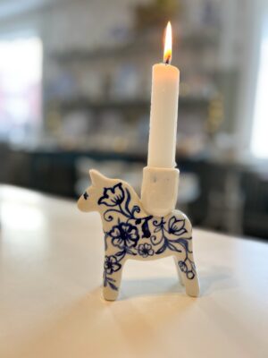 Ljusstake dalahäst mörkblå blomster