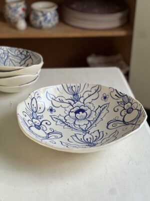 Organiskt formad porslinsskål, kurbitsmönster