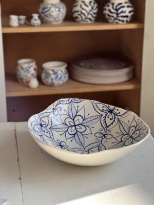 Organiskt formad stor porslinsskål