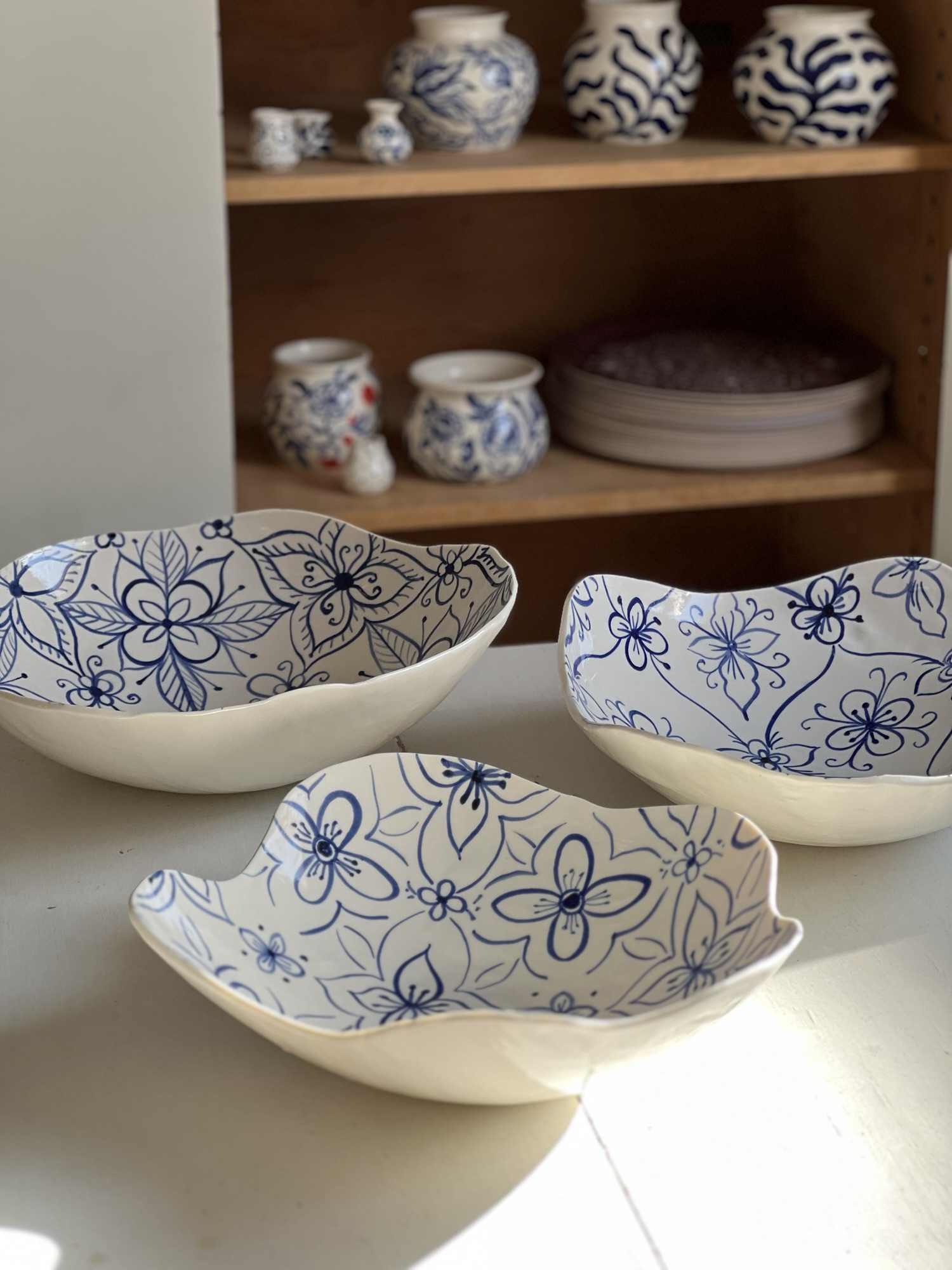 Organiskt formad porslinsskål, vågformad kant - Bild 4