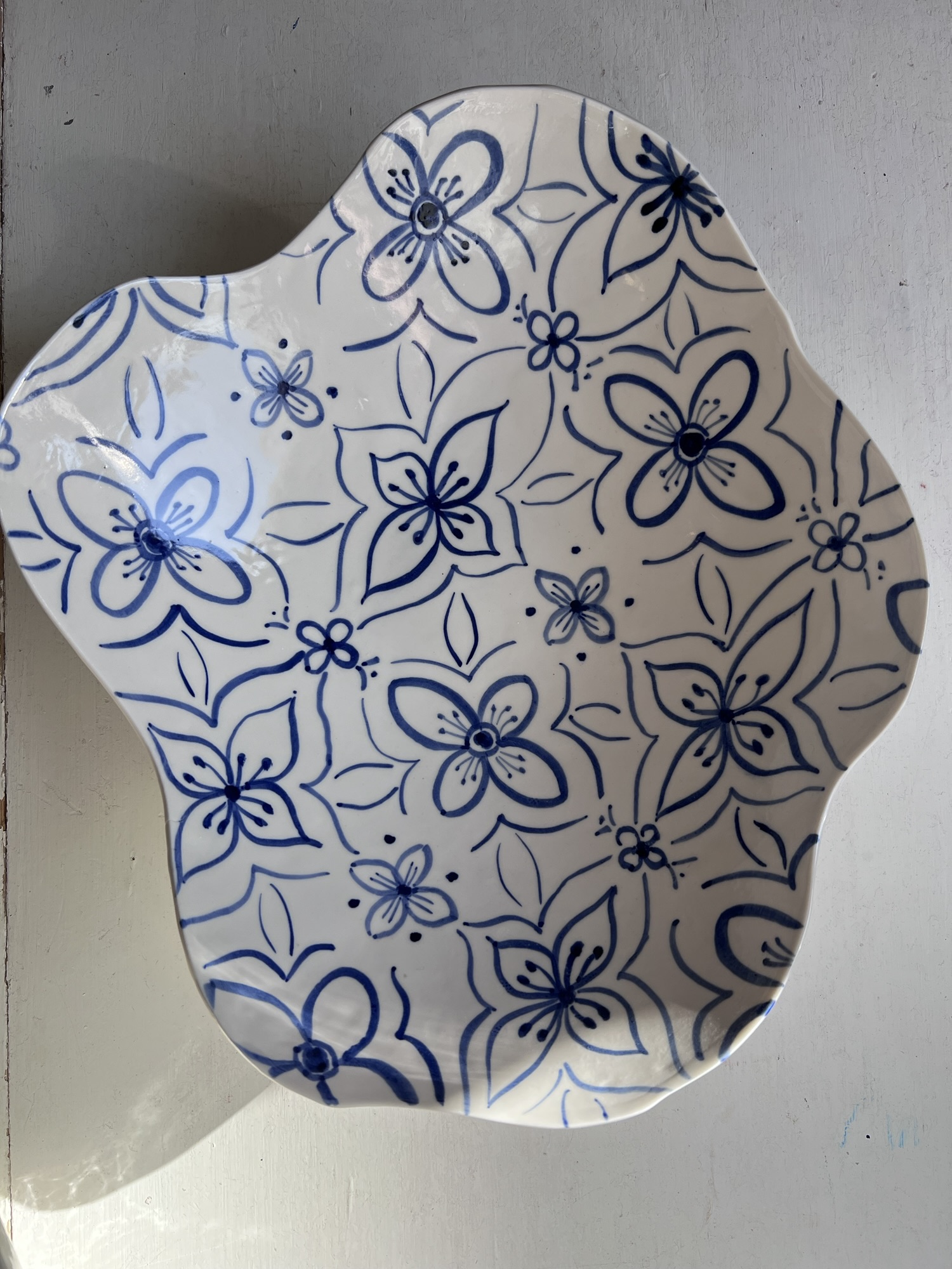 Organiskt formad porslinsskål, vågformad kant - Bild 3