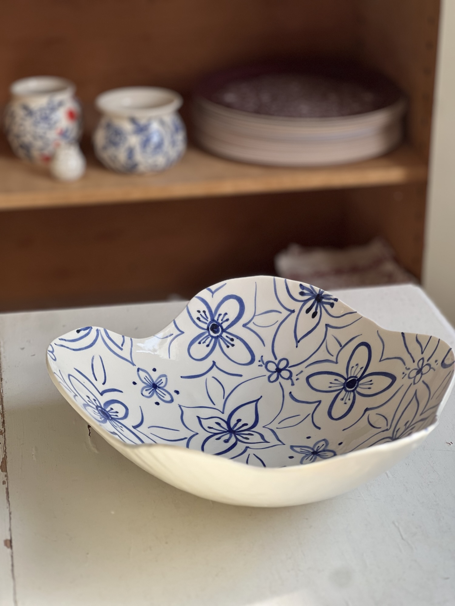 Organiskt formad porslinsskål, vågformad kant - Bild 2