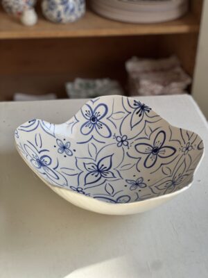 Organiskt formad porslinsskål, vågformad kant