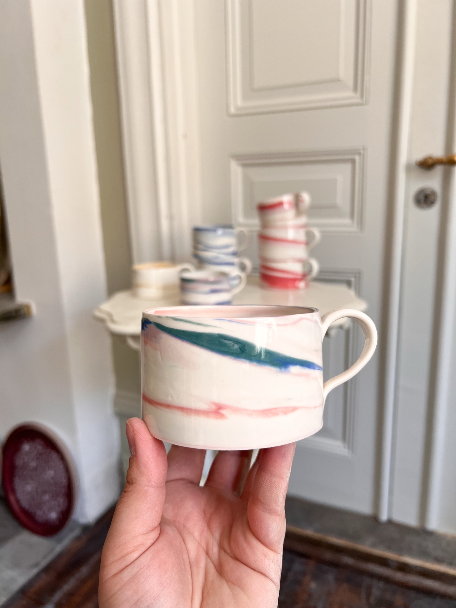 Kaffekopp marmourerad mixad (mest röd) unikt exemplar - Bild 3