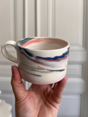Kaffekopp marmourerad mixad (mest röd) unikt exemplar