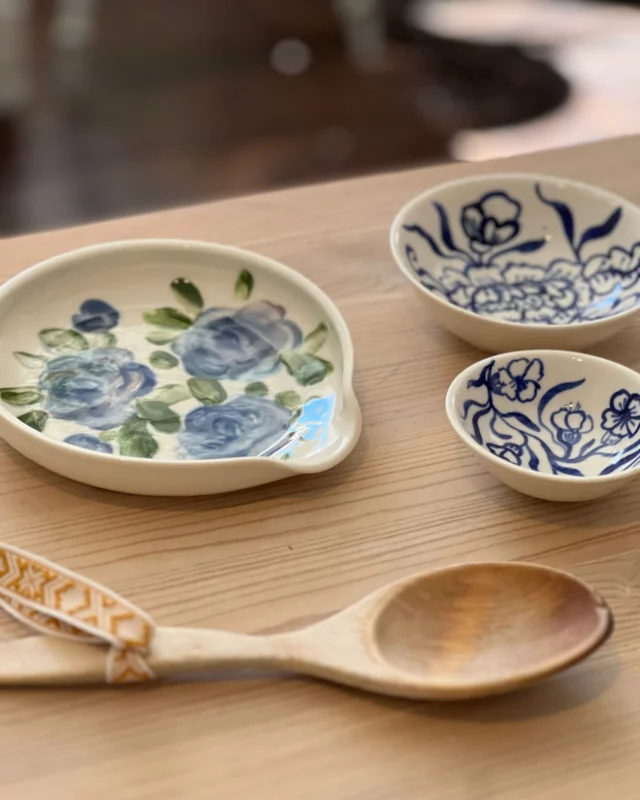 Litet Slevfat till köket för att slippa spill på bänk utan när du lagar mat. Söt liten detalj som kan användas även som serveringsfat eller litet kakfat

https://www.studiokurbits.se/produkt/slevfat-petroleumbla-blomster/