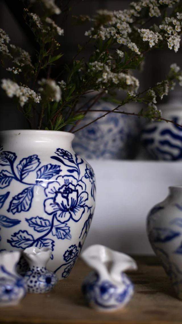 Välkomna in i en ommöblerad butik som är påfylld med massa nyheter, idag torsdag öppet kl10-15 och sedan öppnar jag igen från 29maj för nu blir det lite semesterstängt här för lite familjebestyr. Vill du komma och måla keramik går det jättebra såklart! 

#kurbits #studiokurbits #säter #kurbitsart #keramikverkstad #mönsterdesign #målakeramik