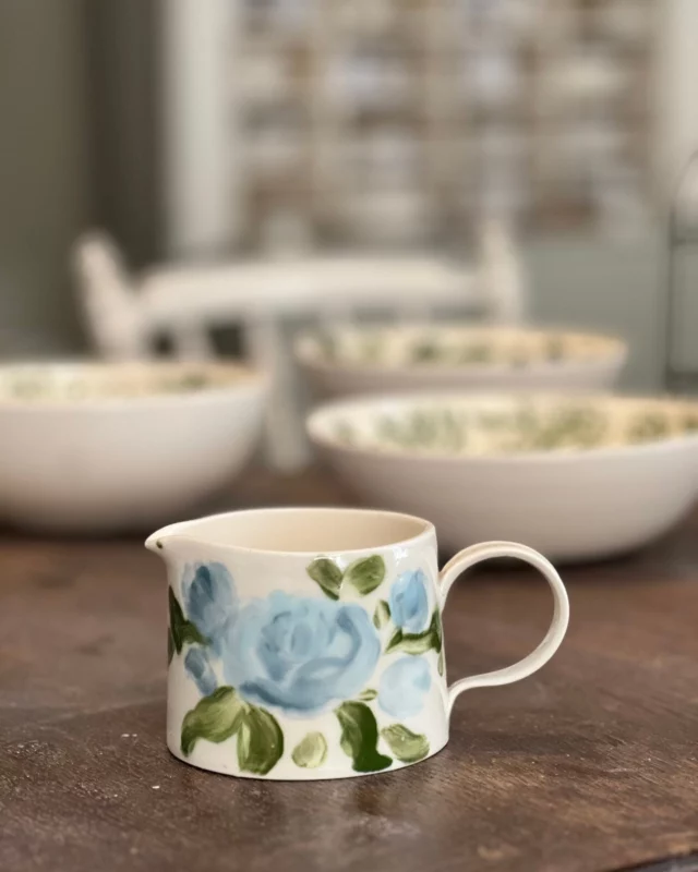 Njut av dina fikastunder lite extra med denna kanna som drejats och målats med fint blomstermönster. Lite mindre modell för mjölk till kaffet elförbrukning 1-2 personer. Varje kanna är unikt utformad i porslin med blå blomster och tillför en personlig touch till ditt dukade bord. Låt den bli en del av dina lugna, mysiga stunder med en kopp kaffe och nära och kära....

https://www.studiokurbits.se/produkt/liten-kanna-rak-blomster/
