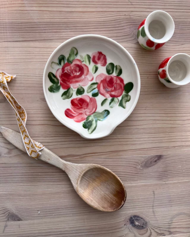 Litet Slevfat till köket för att slippa spill på bänk utan när du lagar mat. Söt liten detalj som kan användas även som serveringsfat eller litet kakfat

https://www.studiokurbits.se/produkt/slevfat-roda-blomster/