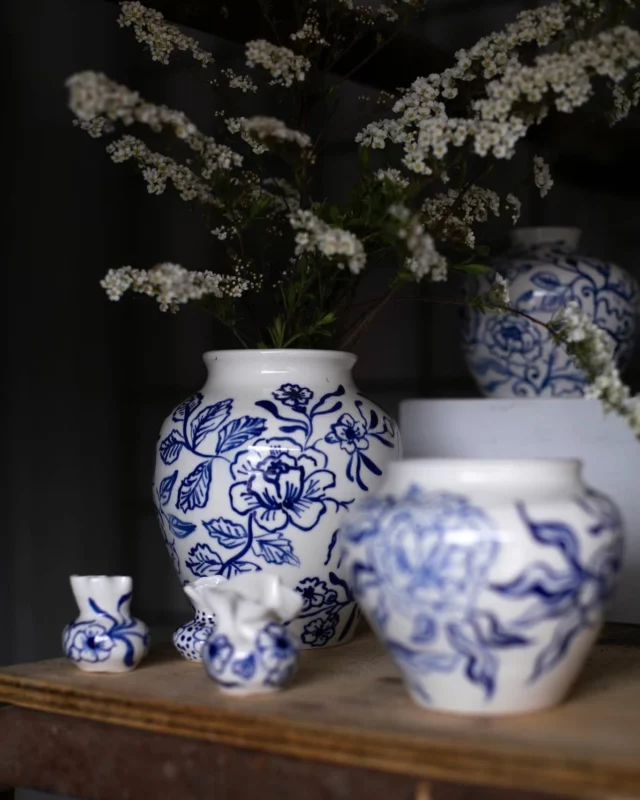 Nu blomstrar det vackert i varenda snår! Visst blir man lyckligare i själen av att bara se, andas och ta in alla intrycken och dofterna? Vaserna till alla blombuketter, stora som små, hittar du i min butik som är öppen denna vecka torsdag 10-15, fredag 10-14 & lördag 10-14.